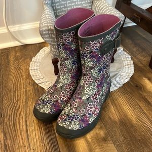 Rain boots! With flowers 🌸
